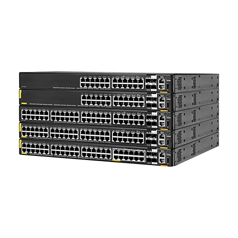 Mehrere schwarze Netzwerk-Switches, die übereinander gestapelt sind. Sie haben viele Ports und Anschlüsse auf der Vorderseite, mit Beschriftungen und Anzeigen.