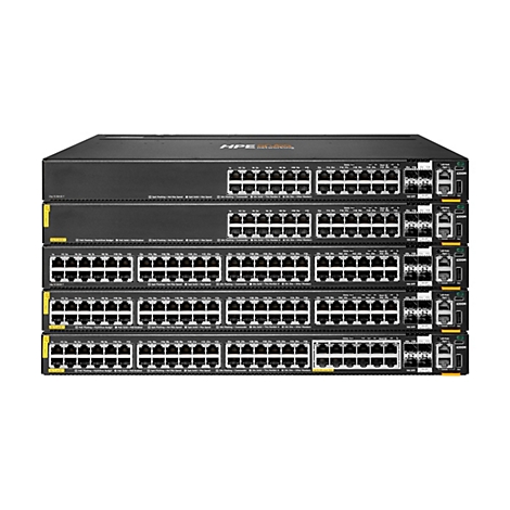 Mehrere schwarze Netzwerk-Switches der Marke HPE sind abgebildet. Jedes Gerät hat mehrere Anschlussports, LEDs und Beschriftungen. Die Geräte sind gestapelt, wobei die oberste Einheit das Logo der Marke trägt.