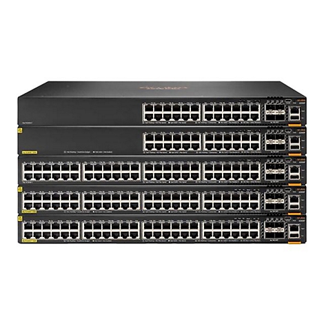 Vier schwarze Netzwerk-Switches übereinander, mit Ports und Anschlussmöglichkeiten.