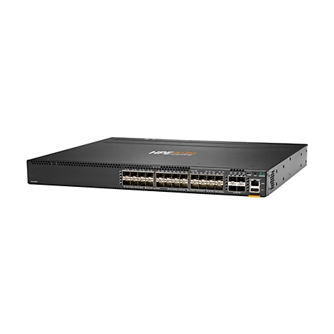 Schwarzer Netzwerk-Switch mit Ports und Anzeigen. Auf der Oberfläche steht "HPE Aruba networking".