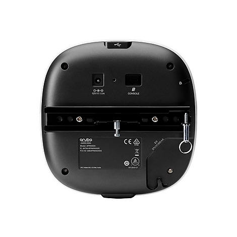 Rückseite eines weißen Aruba-WLAN-Routers. Schwarze Details: Anschlüsse, Label mit Modell- und technischen Daten, Metallhalterung.