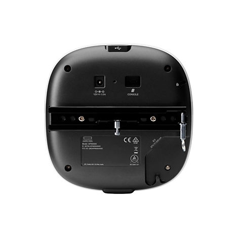 Nahaufnahme der Unterseite eines weißen, abgerundeten elektronischen Geräts. Es hat verschiedene Anschlüsse, darunter einen Stromanschluss, einen Konsolenanschluss und einen USB-Anschluss. Auf dem Gerät sind auch verschiedene Beschriftungen und Logos z...