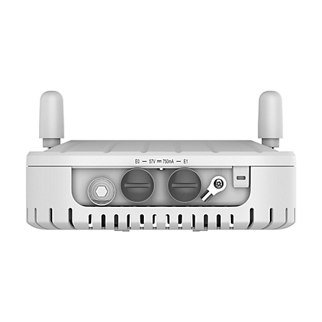 Nahaufnahme einer weißen WLAN-Antenne mit zwei Antennen. Auf der Rückseite befinden sich Anschlüsse und ein Aufkleber mit technischen Informationen.
