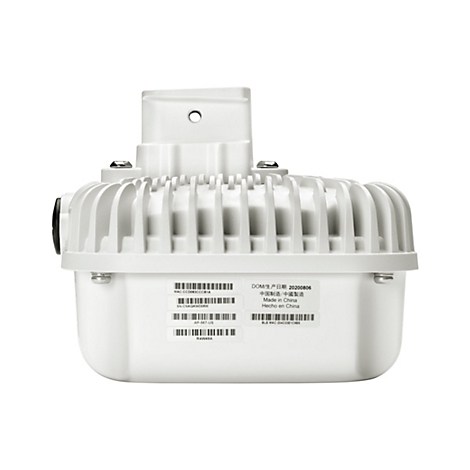 Nahaufnahme eines weißen WLAN-Routers mit Lamellen, einem Befestigungsteil und Aufklebern mit Informationen. Details der Oberseite und Seiten sind erkennbar.