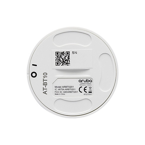 Nahaufnahme eines weißen, runden Geräts mit Aufdrucken. Logos, Modell- und Seriennummern sind zu sehen.