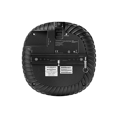 Nahaufnahme der Unterseite eines schwarzen, runden Access Points mit technischen Details und Etiketten. Darauf sind Produktbezeichnungen, Seriennummern und technische Spezifikationen zu sehen.