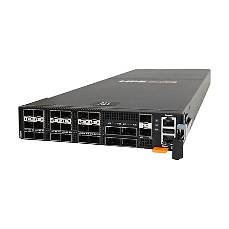 Schwarzer HPE Aruba Netzwerk-Switch mit zahlreichen Anschlüssen auf der Vorderseite vor weißem Hintergrund.