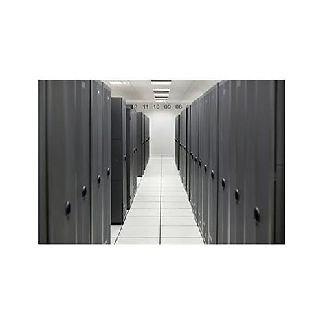 Reihen von Server-Racks in einem Rechenzentrum. Graue Schränke säumen einen Flur mit weißen Fliesen. Über den Schränken sind Nummern zu sehen.