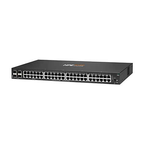 Un commutateur réseau HPE Aruba noir avec de nombreuses connexions de ports et le texte "HPE Aruba networking".