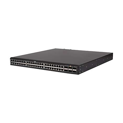 Ein schwarzer Netzwerk-Switch, der auf einer weißen Oberfläche liegt. Zahlreiche Anschlüsse sind auf der Vorderseite zu sehen.