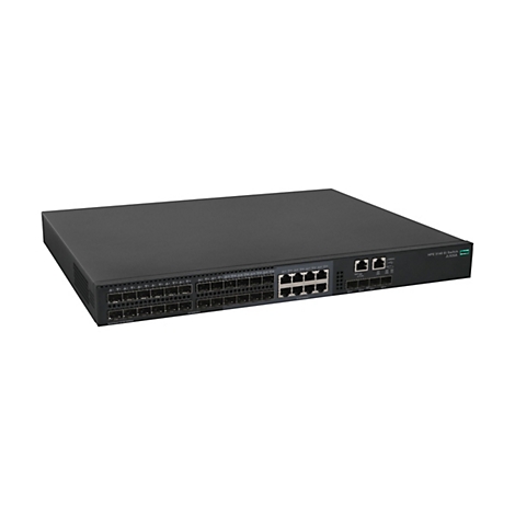 Ein schwarzer Netzwerk-Switch, der auf einer weißen Oberfläche liegt. Auf der Oberseite befinden sich zahlreiche Anschlüsse und Beschriftungen, darunter "HPE 5140 EI Switch JL826A".