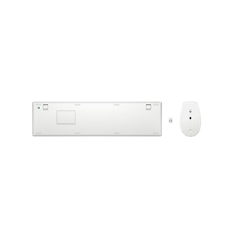 Rückseite einer weißen Tastatur und Unterseite einer weißen kabellosen Maus mit USB-Empfänger auf weißem Grund.