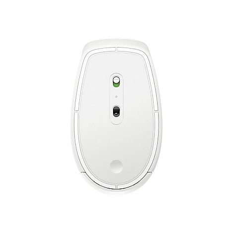 Unterseite einer weißen, ovalen Computermaus mit Sensor und Schiebeschalter vor weißem Hintergrund.