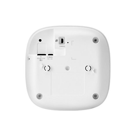 Gros plan du dessous d'un appareil électronique blanc avec divers ports, étiquettes et vis.