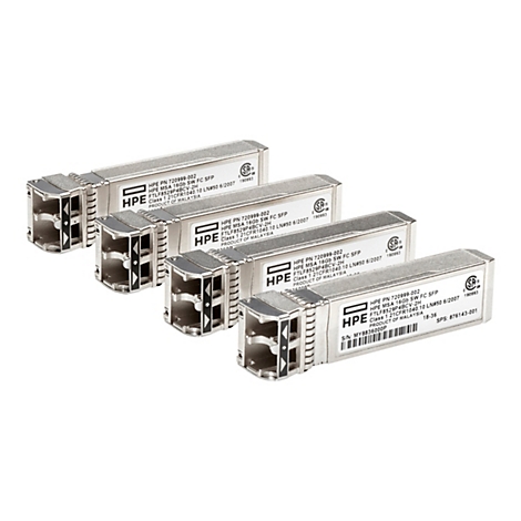 Plusieurs modules émetteurs-récepteurs SFP HPE métalliques avec étiquettes sur fond blanc. Les modules sont disposés légèrement en angle pour montrer leur forme et leurs marquages.