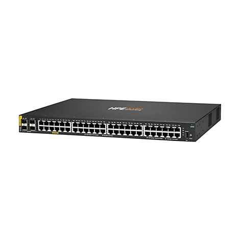 Ein schwarzer Netzwerk-Switch mit zahlreichen Anschlüssen und Anzeigen. Die Beschriftung "HPE Aruba Networking" ist auf dem Gehäuse zu sehen.