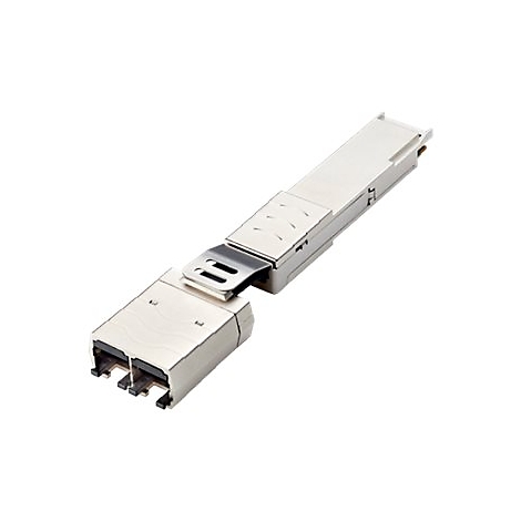 Ein silbernes Netzwerkmodul vor weißem Hintergrund. Es hat eine rechteckige Form mit Metallverschluss.