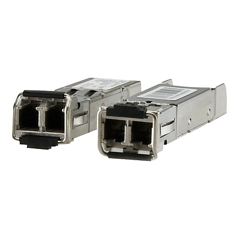 Zwei silberne, rechteckige SFP-Transceiver-Module. Jeder hat eine Doppel-Port-Frontplatte und Barcode-Etiketten.