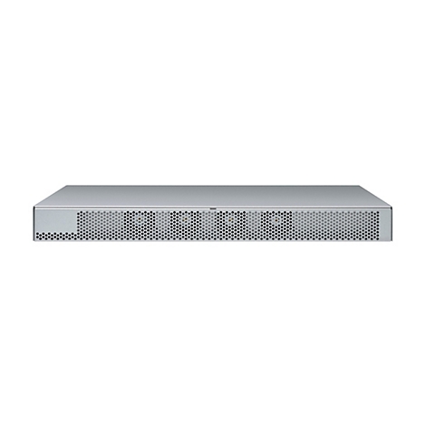 Ein silberfarbener Netzwerk-Switch vor weißem Hintergrund. Die Vorderseite zeigt ein Gitter mit Lüftern.