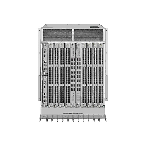 Ein grauer Server, Frontansicht, mit vielen Steckplätzen für Netzwerkkomponenten. Am unteren Rand steht "HPE SN8700B 8-Slot SAN Director".