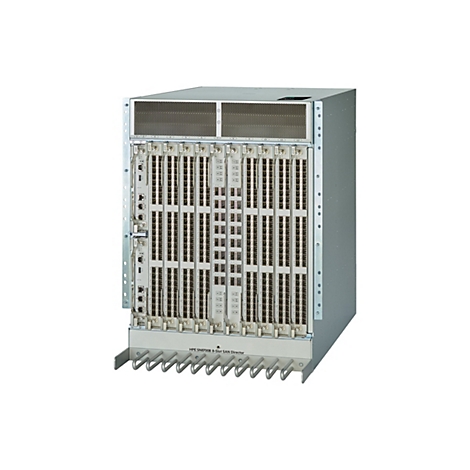 Ein graues Serverrack mit zahlreichen Anschlüssen. Der Text lautet: HPE SN8700B 8-Slot SAN Director.