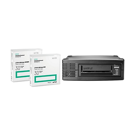 Auf weißem Hintergrund sind zwei Datenkassetten und ein schwarzes Lesegerät abgebildet. Auf den Kassetten steht „30 TB“ und „LTO-8 Ultrium“. Das Lesegerät hat Kontrollleuchten.