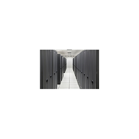 Reihen von Server-Racks in einem Rechenzentrum. Graue Schränke säumen einen Flur mit weißen Fliesen. Beleuchtung über Kopf.