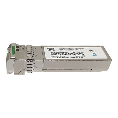 Ein silbernes HPE SFP+ Transceiver-Modul mit Aufschrift und grünen Details.