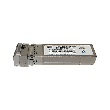 Ein silbernes HPE SFP-Modul mit Aufklebern, auf denen Text steht.