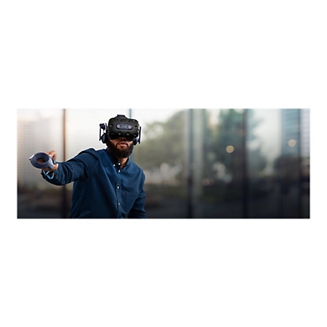 Ein Mann mit Bart trägt eine VR-Brille und hält einen Controller. Im Hintergrund ist eine verschwommene urbane Szene zu sehen.