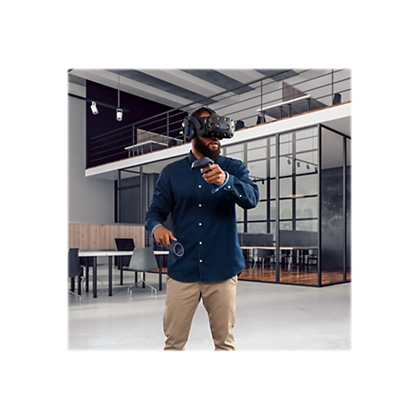 Mann mit VR-Brille und Controllern in einem modernen Büro. Er steht, blickt nach vorn.