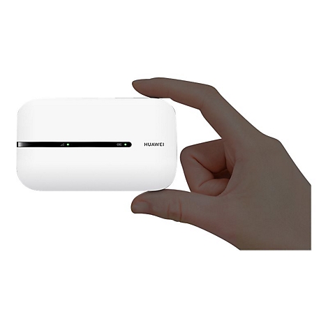Weißer Huawei WLAN-Router, gehalten in einer Hand. Auf dem Router sind grüne Lichter zu sehen.