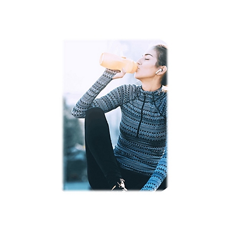 Eine Frau trinkt aus einer gelben Wasserflasche. Sie trägt Sportkleidung und Kopfhörer.