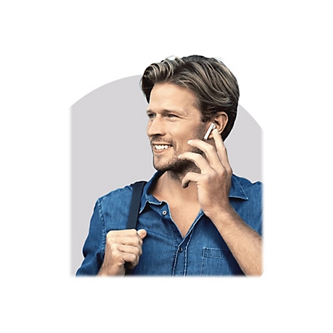 Ein lächelnder Mann setzt einen kabellosen Ohrhörer ein, der einen Rucksack trägt.