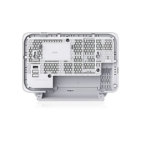 Die Rückseite eines weißen Routers mit Lüftungsschlitzen, Anschlüssen und Wandmontagevorrichtungen.