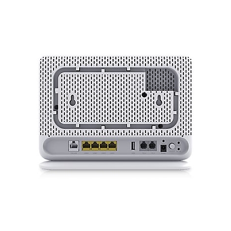 Rückseite eines weißen Routers mit Anschlüssen, perforierter Oberfläche und grauen Halterungen.