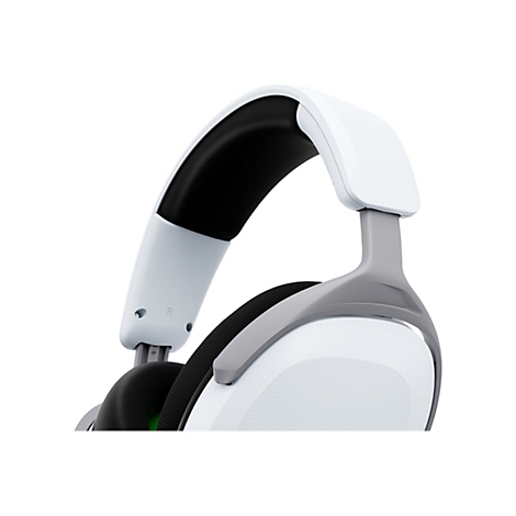 Gros plan sur un casque de jeu blanc avec des coussinets noirs, des accents gris et la lettre 'R'.