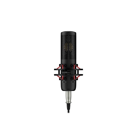 Un microphone noir centré sur un fond blanc. Le microphone a un corps cylindrique avec un motif de trous, des accents rouges et un câble XLR.
