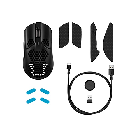 Souris de jeu noire et accessoires sur fond blanc. Souris avec motif en nid d'abeilles, câble, récepteur, autocollants.