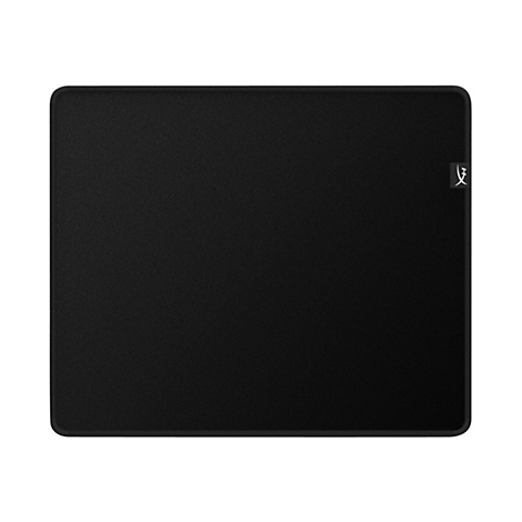 Tapis de souris rectangulaire noir avec des coins arrondis. Un logo blanc se trouve en haut à droite.