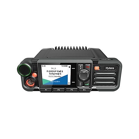 Schwarzes Hytera HM780 Mobilfunkgerät mit Display, Bedientasten und Lautsprecher vor weißem Hintergrund.