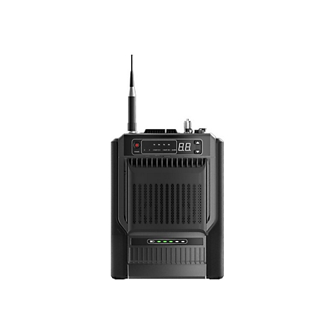 Schwarzes Megafon mit Antenne, Knöpfen und Display, das auf weißem Hintergrund steht.