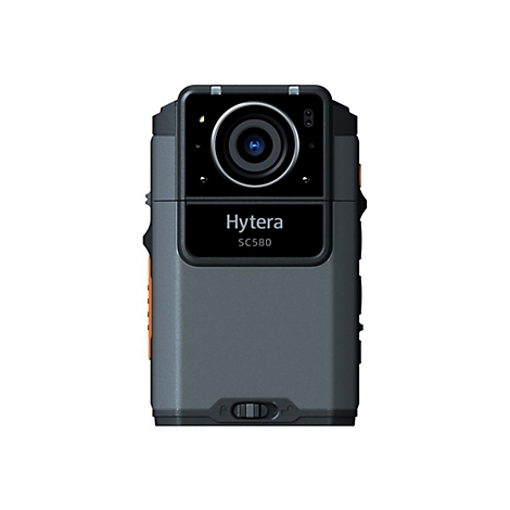 Dunkelgraue Hytera SC580 Kamera vor weißem Hintergrund. Schwarzes Rechteck mit „Hytera SC580“. Kameraobjektiv in der Mitte.