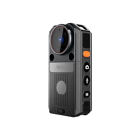 Schwarze Bodycam mit "Hytera"-Schriftzug. Orangefarbener Knopf und Symbole für Kamera, Mikrofon und Menü. Linse im Fokus.