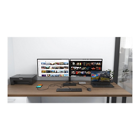 Ein Schreibtisch mit zwei Monitoren, Laptop, Drucker, Tastatur, Maus und Smartphone. Auf den Monitoren werden YouTube und Netflix Inhalte gezeigt.