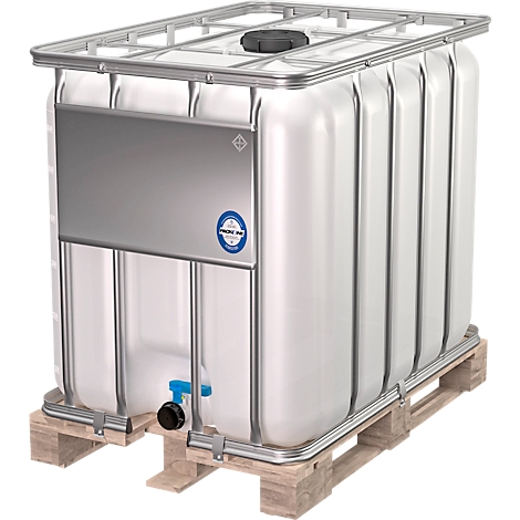 Een witte IBC-container staat op een houten pallet. Hij heeft een metalen frameconstructie en een blauwe uitlaatklep.