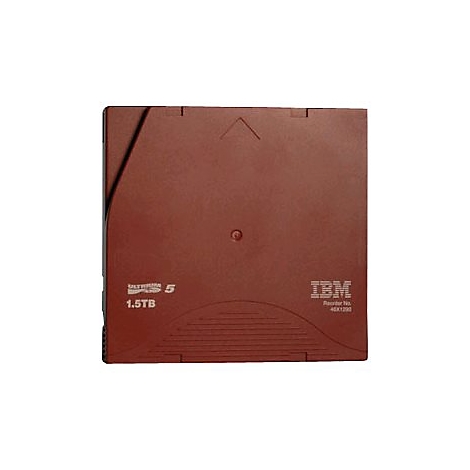 Cassette de stockage de donnÃ©es IBM marron et carrÃ©e. Inscriptions : Ultrium 5, 1,5 To, logo IBM et numÃ©ro de sÃ©rie.