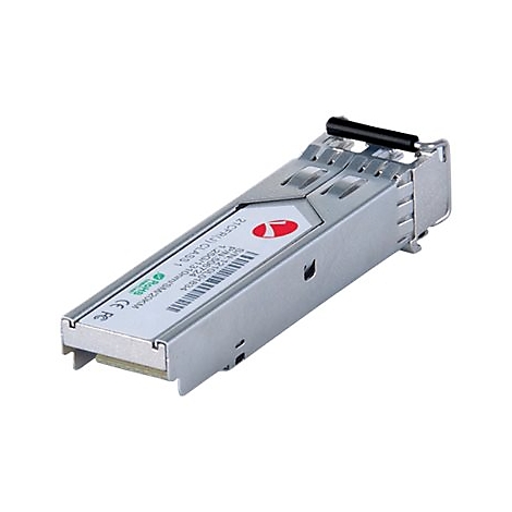 Silberner SFP-Transceiver-Modul mit einem Etikett, Barcode und rotem Logo auf weißem Hintergrund.