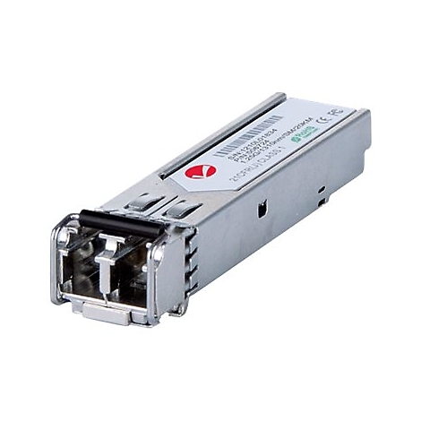 Ein silberner SFP-Transceiver-Modul mit weißem Aufkleber, isoliert vor weißem Hintergrund.