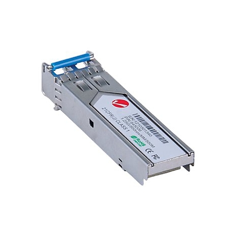 Ein silbernes SFP-Glasfaser-Transceiver-Modul mit blauem Entriegelungshebel vor weißem Hintergrund.